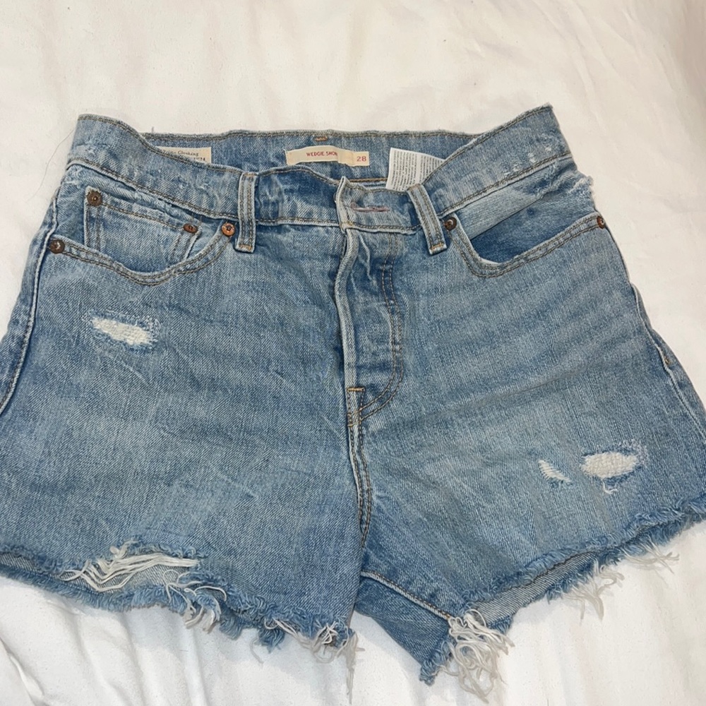 Levis wedgie short size 28 worn once!